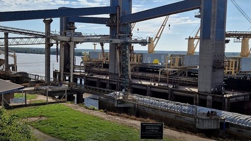 Infraestructura industrial portuaria monitoreada dentro de una operación real.